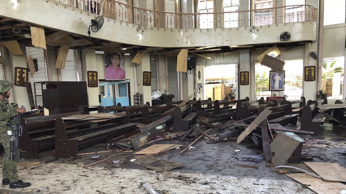 Interiér filipínské katedrály po atentátu 