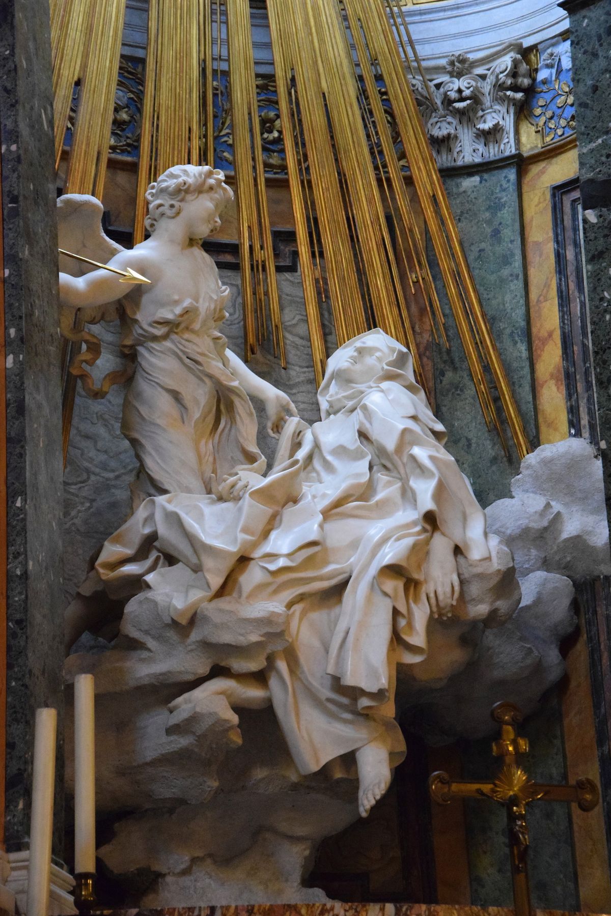 Těžko uvěřit, že roucho sv. Terezy je opravdu vytesáno z kamene. Dílo patří k vrcholným kusům římského baroka.