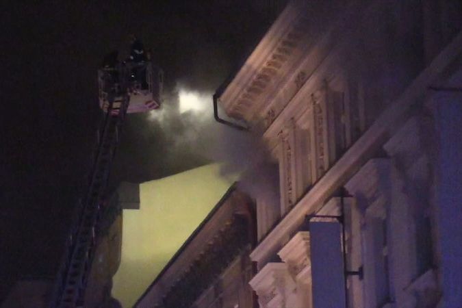 Zásah hasičů při požáru hotelu v Praze