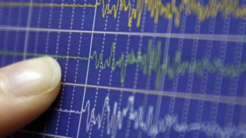 Japonský seismolog ukazuje záznam seismografu. 