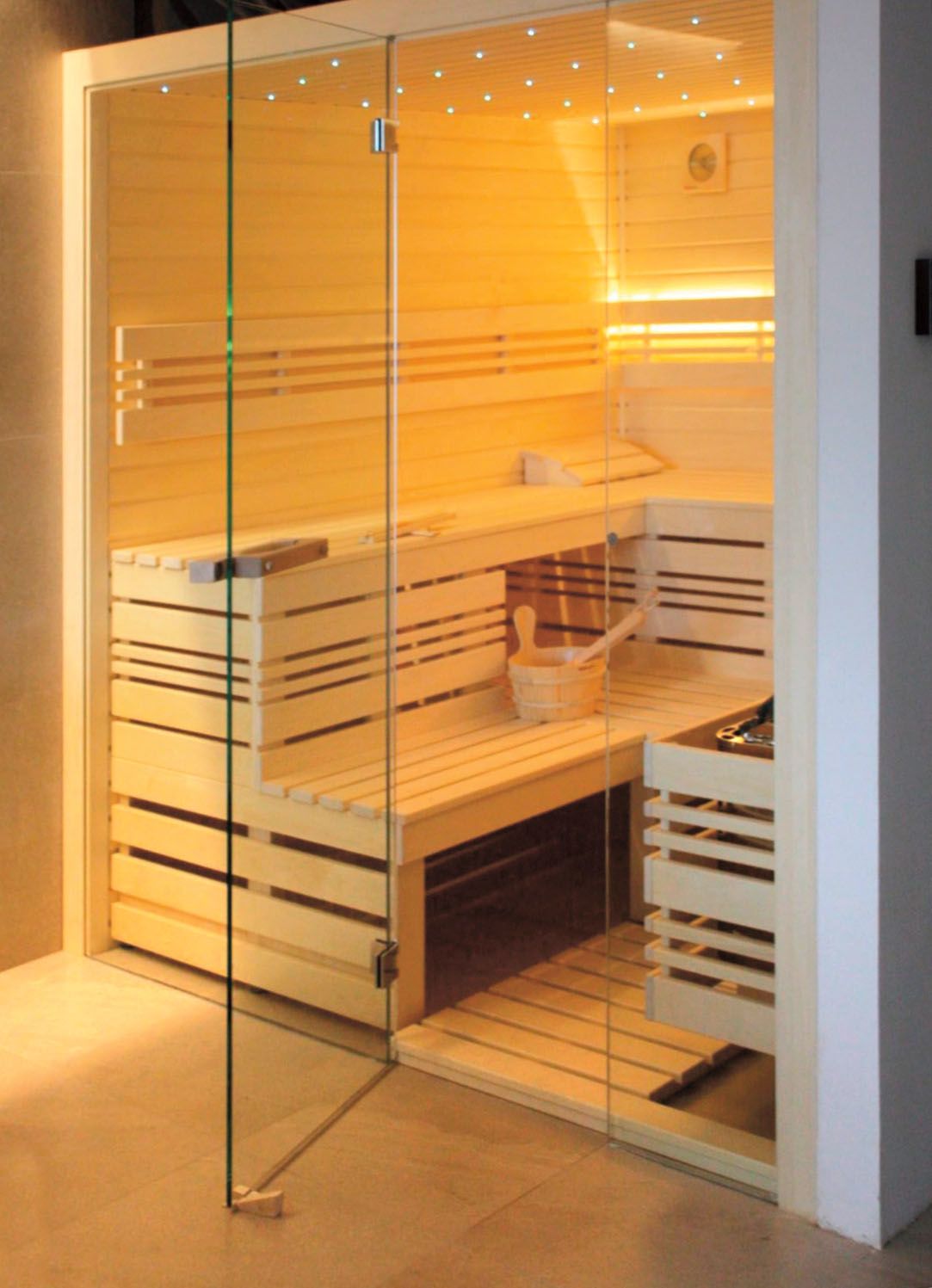 Cuvier finská sauna na míru s čelní prosklenou stěnou bude chloubou každého domu či bytu.
