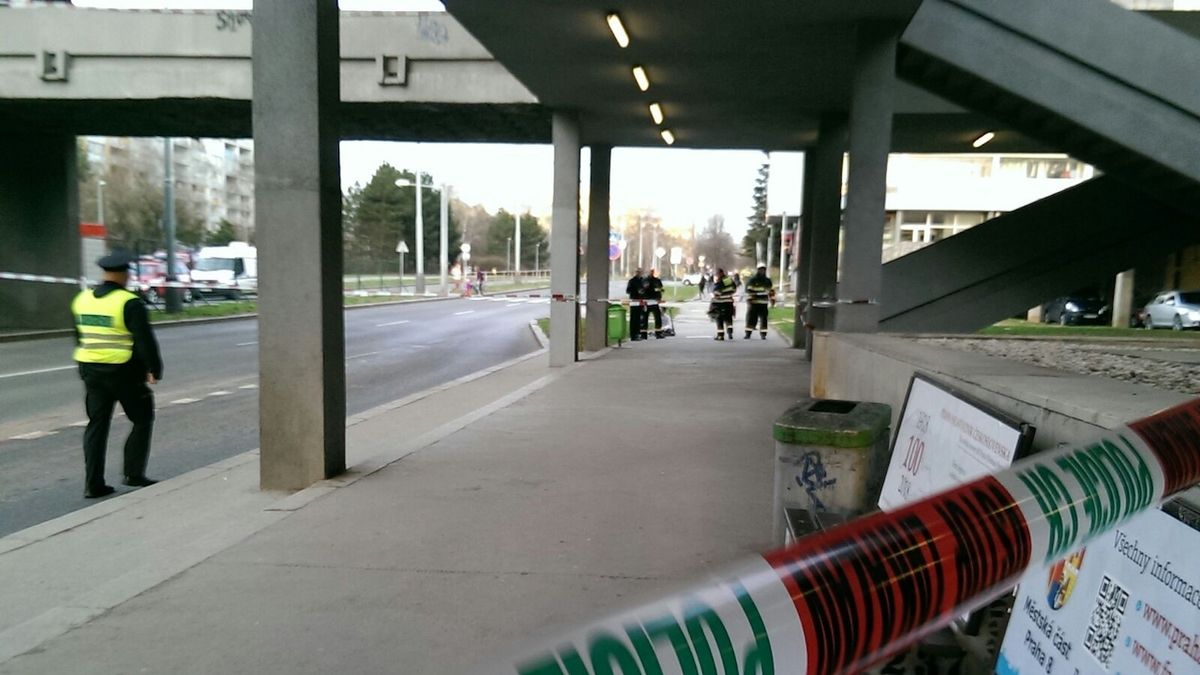 Hasiči okolí lávky u nákupního centra Odra uzavřeli