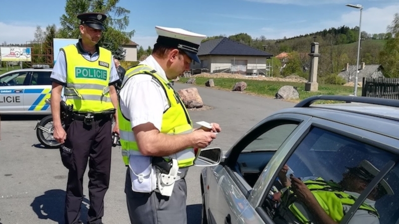 Cizinec pod vlivem alkoholu nabídl policistům na Karlovarsku úplatek 50 tisíc