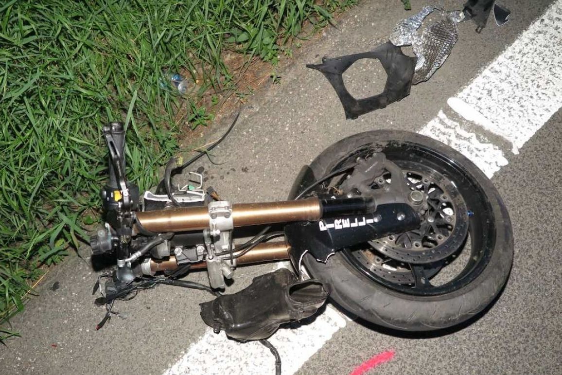 Po nehodě skončil motocykl rozbitý na kusy