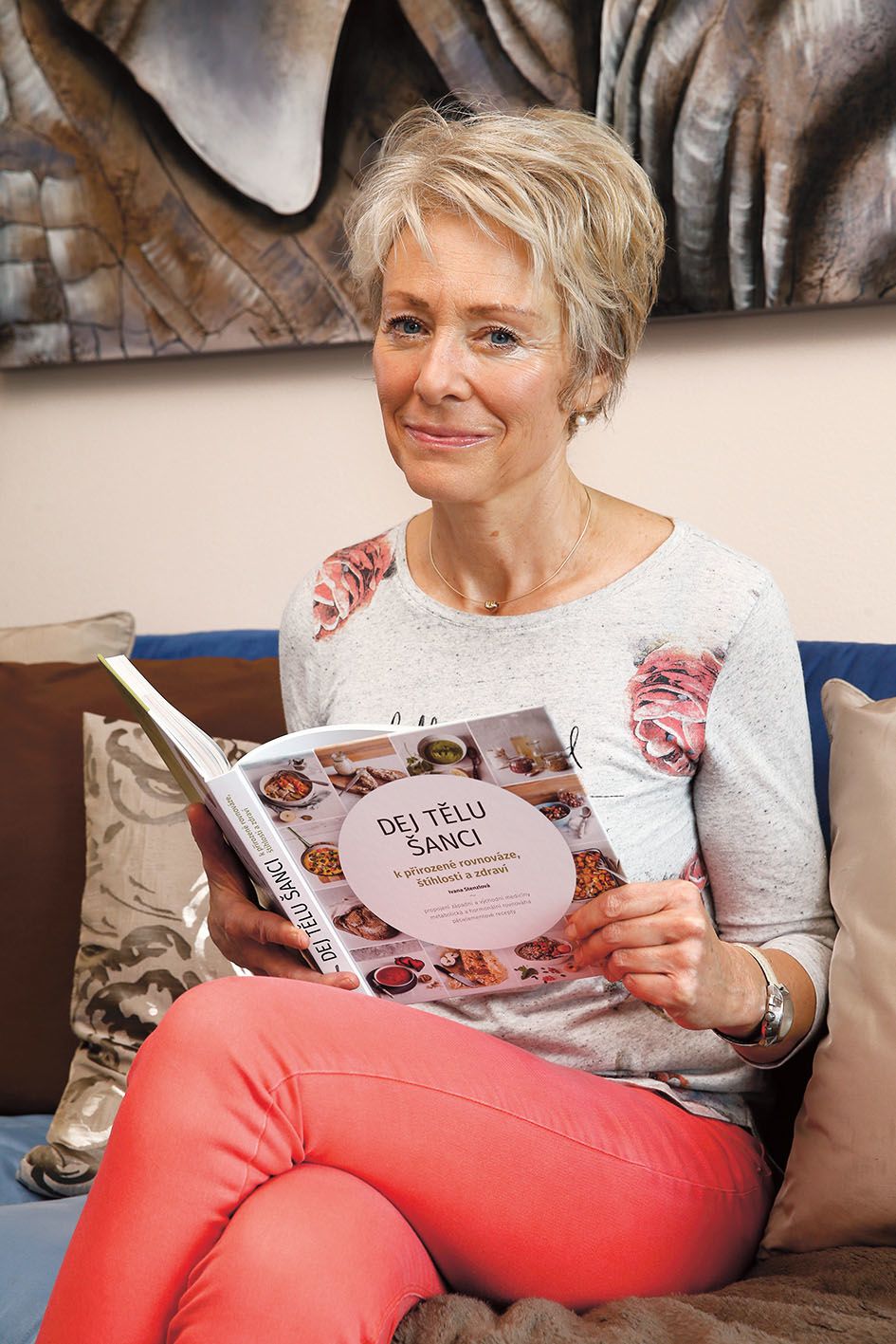 Paní Ivana Stenzlová je autorkou jedinečné knihy Dej tělu šanci od společnosti Smartpress. Jde o výklad metabolické a hormonální rovnováhy, způsobu stravování a vaření podle pěti elementů.