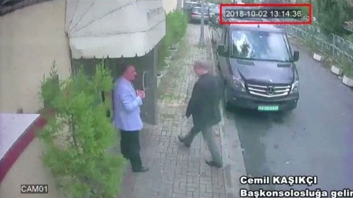 Snímek z bezpečnostní kamery má údajně zachycovat Džamála Chášakdžího při příchodu na saúdský konzulát v Istanbulu.
