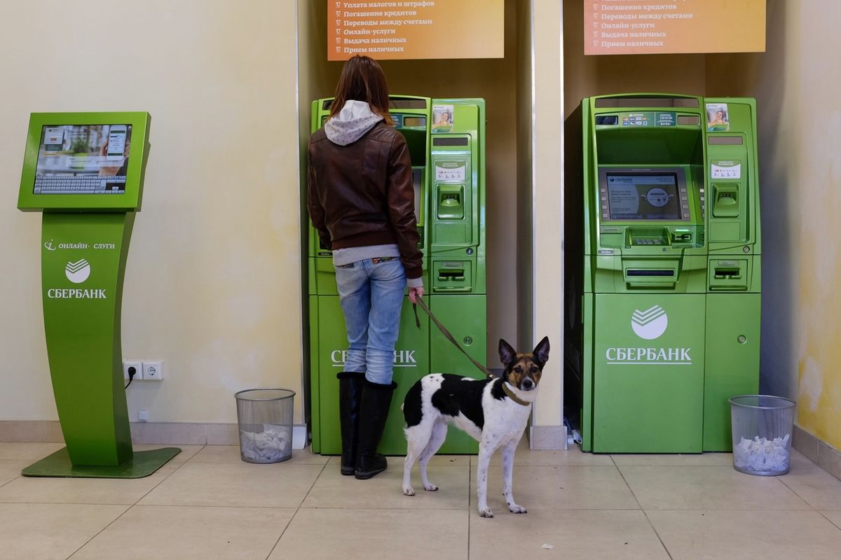 Žena vybírá z bankomatu Sberbank ve Stavropolu na jihu Ruska
