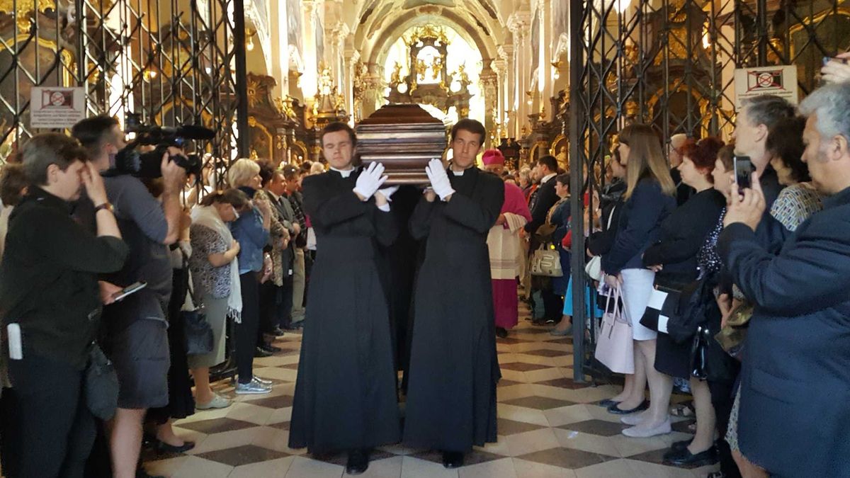Z baziliky Panny Marie v areálu pražského Strahovského kláštera vyšlo smuteční procesí s ostatky kardinála Josefa Berana.
