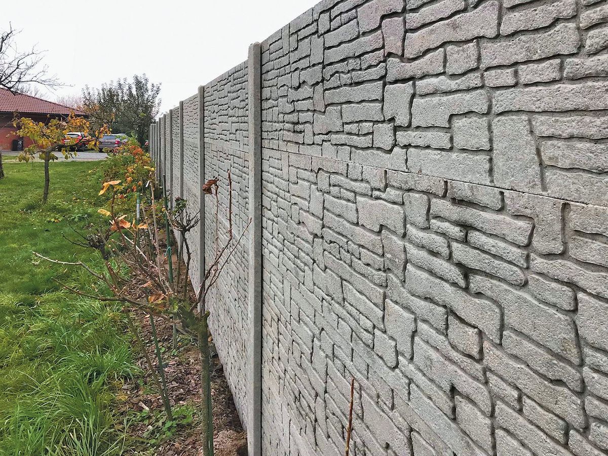 Betonový plotový systém, dekor – otisk na zadní straně plotové desky pro oboustranný dekor plotu.