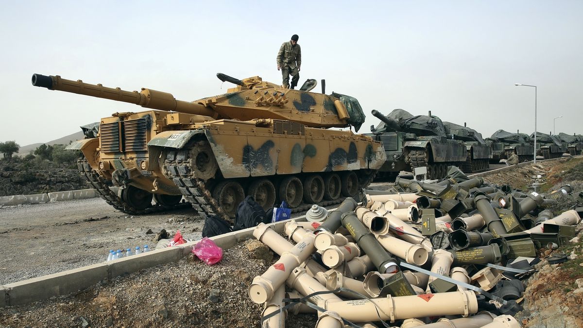 Prázné nábojnice u tureckých tanků Sabra u pohraniční vesnice Sugedigi