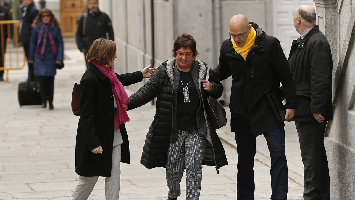 Bývalá předsedkyně katalánského parlamentu Carme Forcadellová (vlevo), separatistická politička Dolors Bassová a bývalý ministr Raul Romeva přicházejí k soudu v Madridu. 