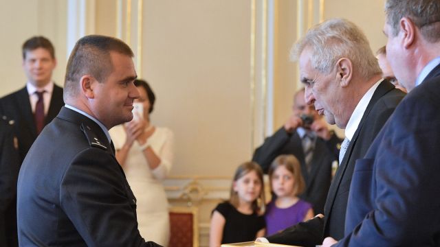 Policista David Džoganov při přebírání ocenění z rukou prezidenta Miloše Zemana v dubnu 2017