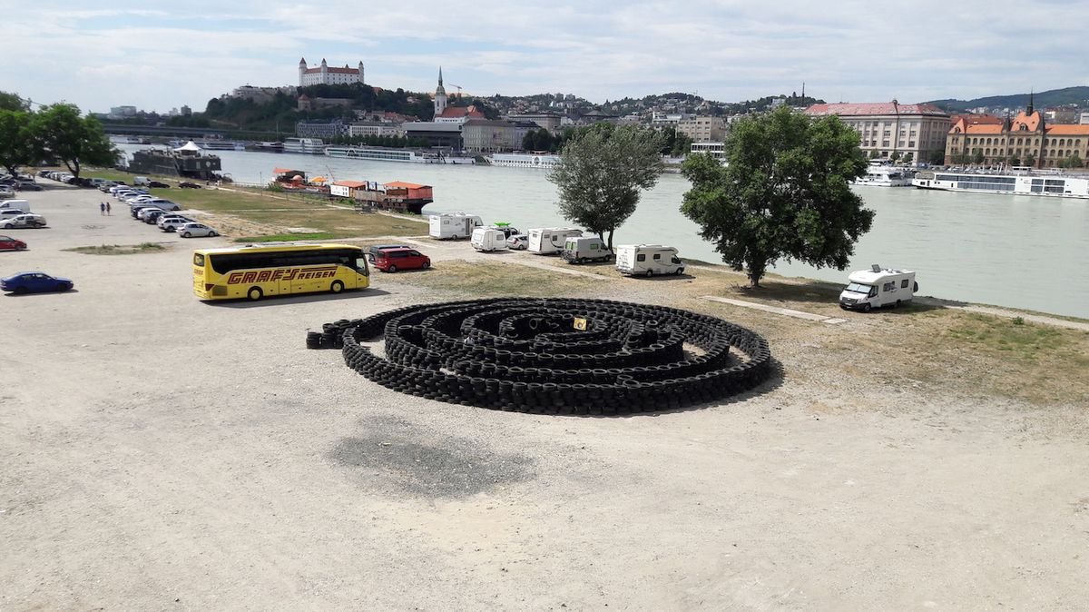 V Bratislavě vzniklo bludiště ze starých pneumatik.