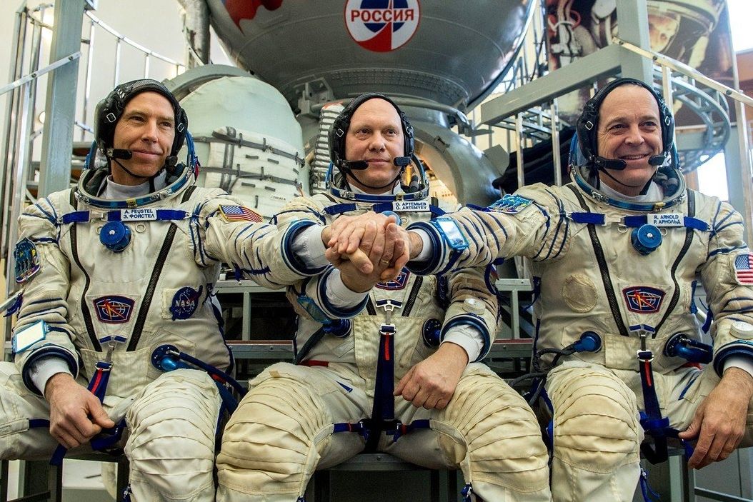 Zleva americký astronaut Andrew Feustel, ruský kosmonaut Oleg Artěmjev a Richard Arnold z USA během únorového tréninku na březnovou misi