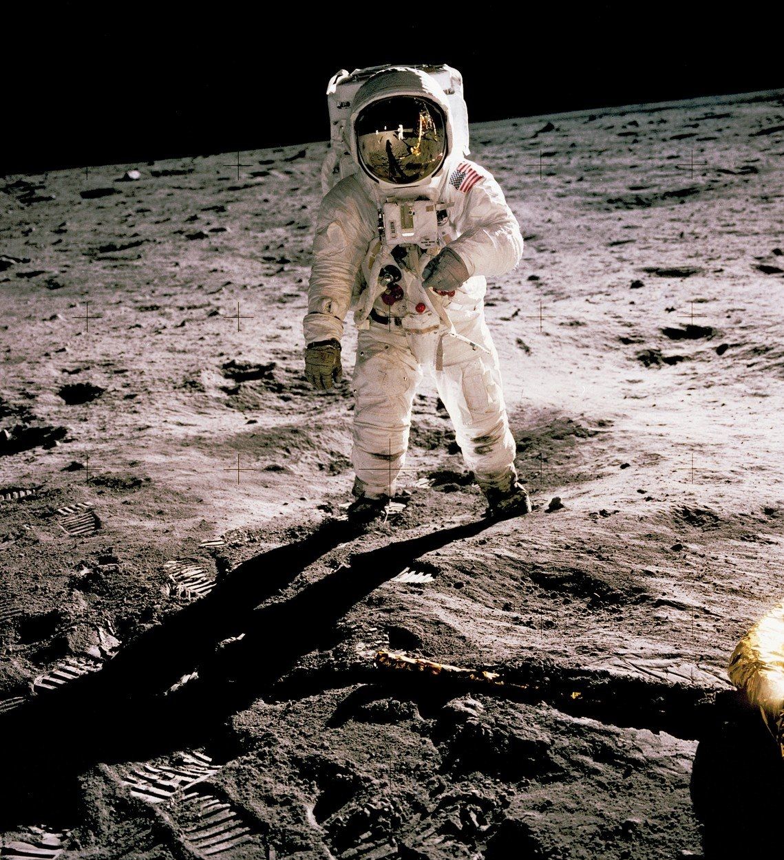 Legendární fotografie astronauta Buzze Aldrina, kterou 21. července 1969 pořídil na měsíčním povrchu jeho kolega Neil Armstrong (odráží se na helmě).
