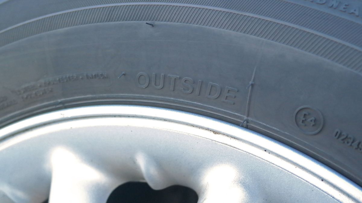 Outside jako vnější strana - tato strana pneumatiky musí být vidět, když je kolo namontované na voze. Je to kvůli asymetričnosti vzorku, který byl navržen tak, aby určitá jeho strana byla na vnější straně.