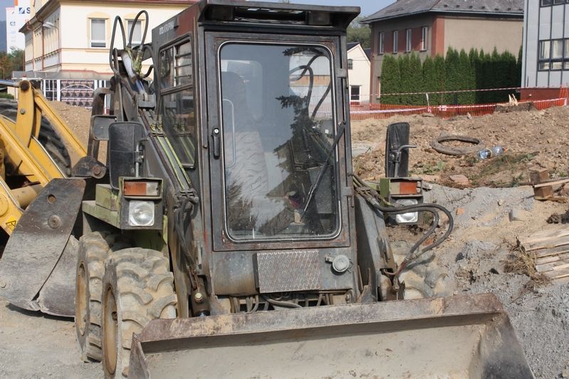 Mladíka na Karlovarsku zavalil ve výkopu nakladač, na místě zemřel