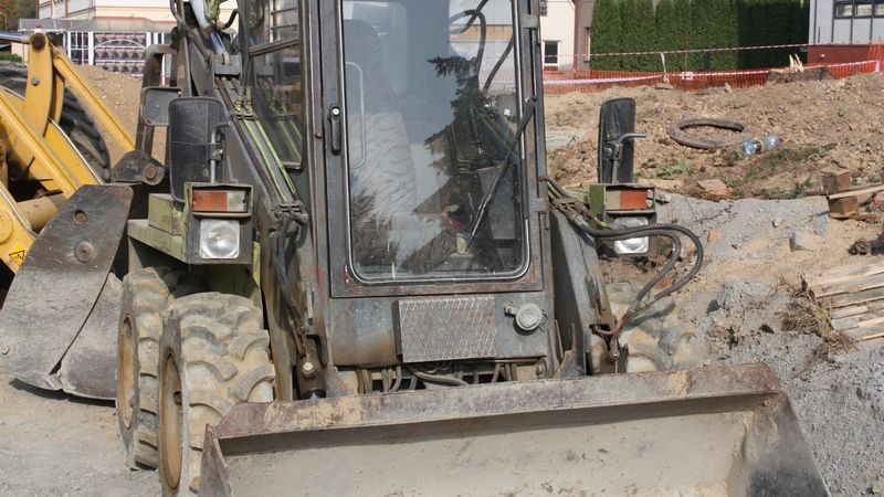 Mladíka na Karlovarsku zavalil ve výkopu nakladač, na místě zemřel