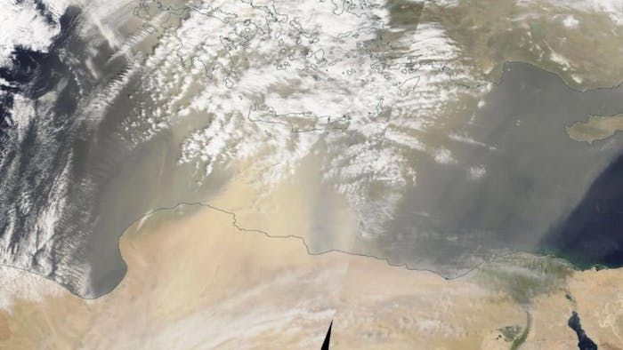 Záběry družice Terra z 26. března ukazují, že Saharský písek směrem do Evropy stále vane.