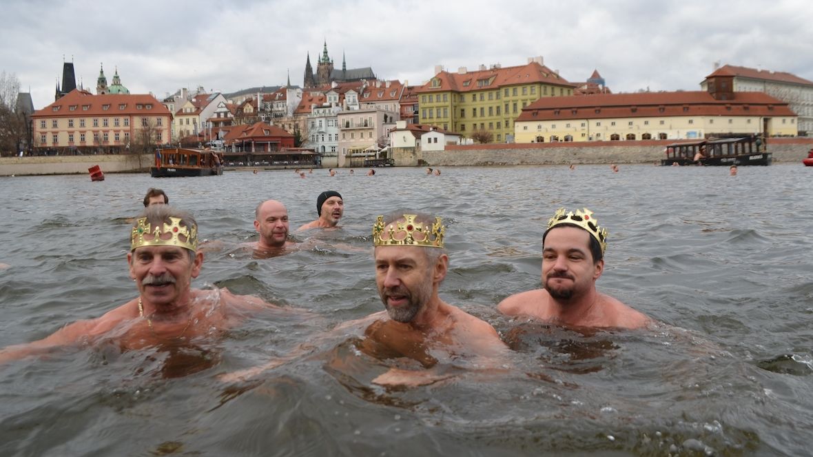 Otužilci v čele se třemi králi v neděli plavali ve Vltavě pod Karlovým mostem v Praze.