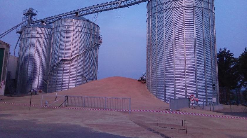 Stovky tun pšenice skončily vysypané z prasklého sila.