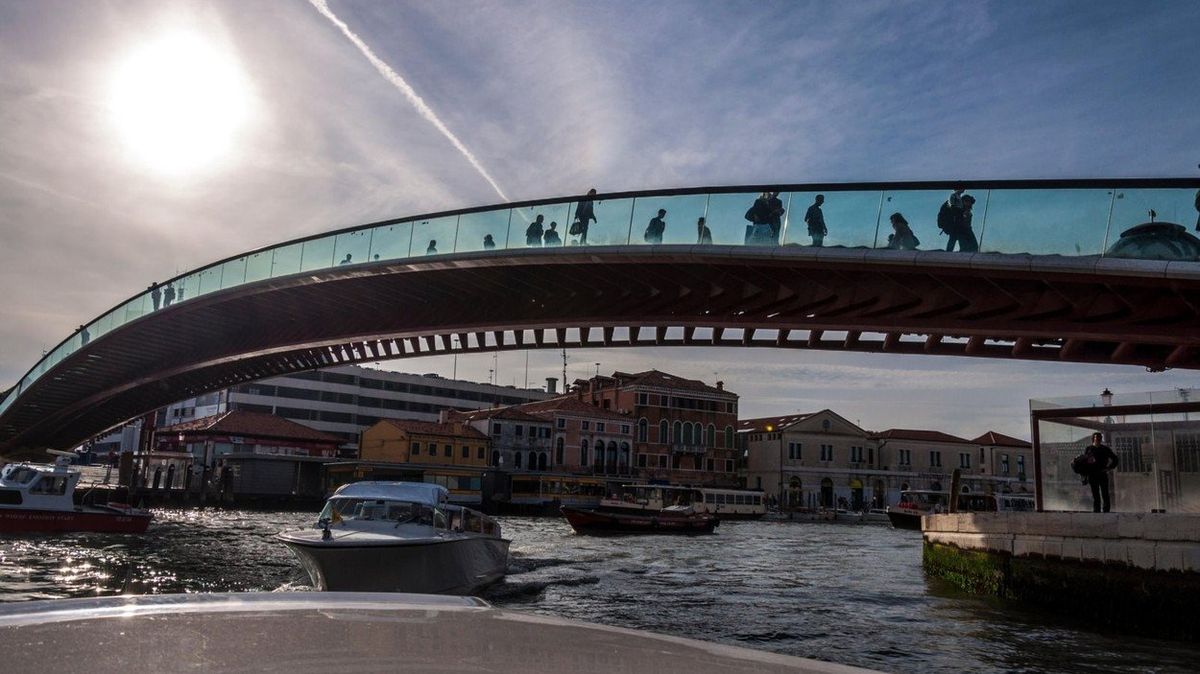 Ponte della Costituzione je nádherný, ale klouže. Soud za to dal slavnému architektovi Santiago Calatravovi pokutu