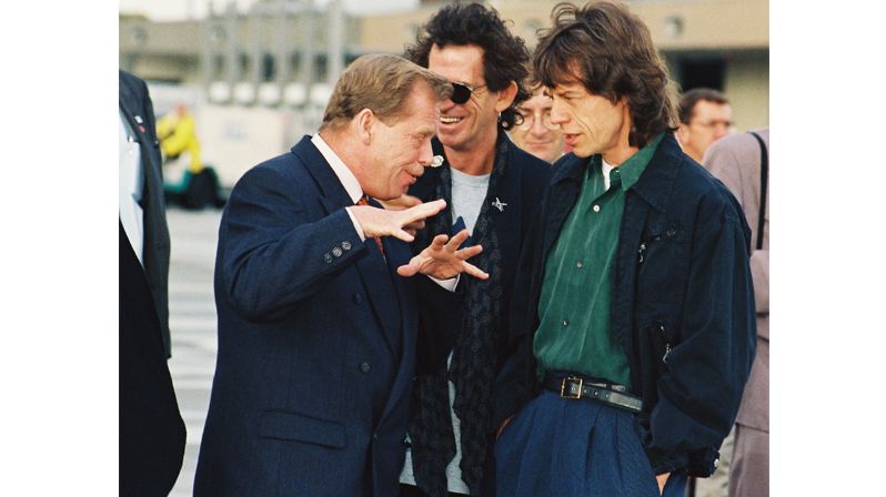 Na historii Československa neměli vliv jen politici (Jiří Pekárek, Václav Havel s Rolling Stones, 1995).