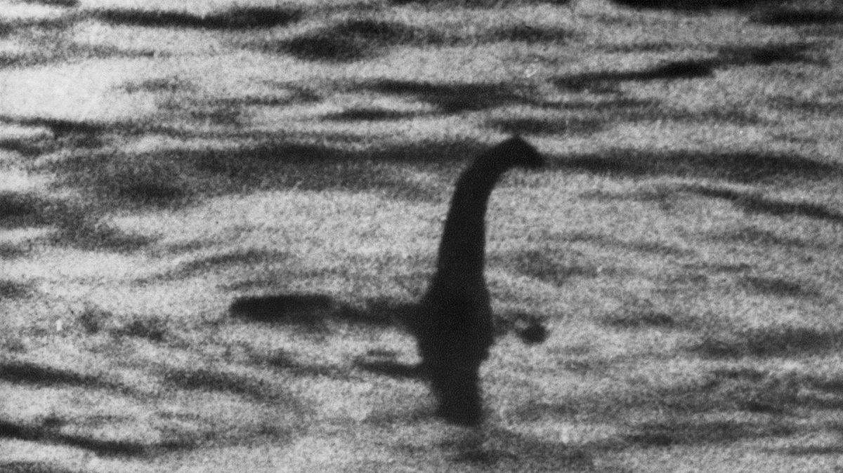 Známá fotografie údajné příšery z jezera Loch Ness, která byla poprvé publikována v londýnském Daily Mailu v roce 1934