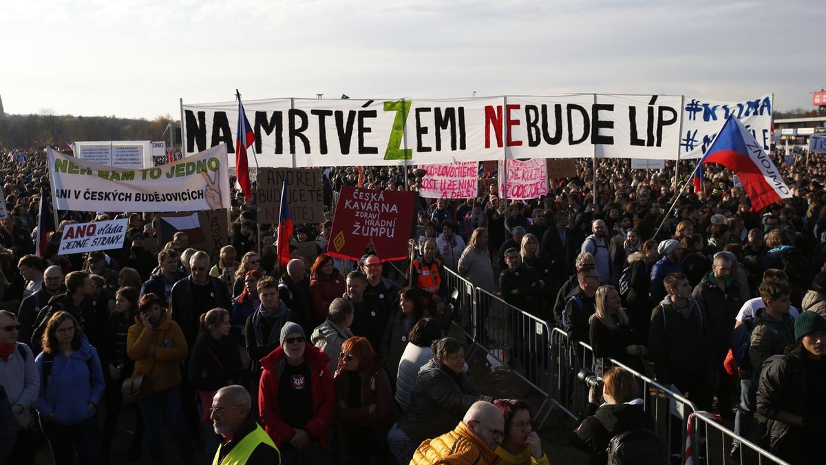 Z listopadového protestu Milionu chvilek pro demokracii na pražské Letné