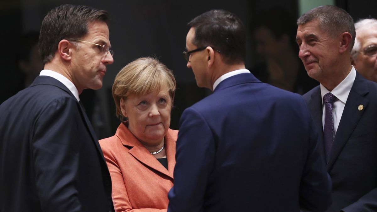 Zleva nizozemský premiér Mark Rutte, německá kancléřka Angela Merkelová, polský premiér Mateusz Morawiecki a český premiér Andrej Babiš na summitu EU.