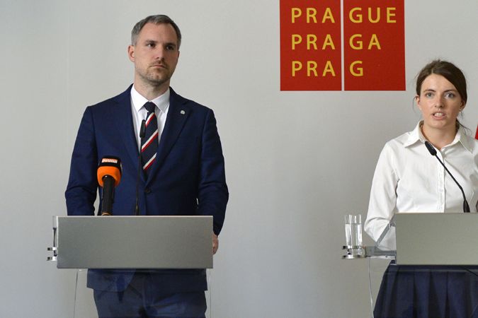 Primátor Zdeněk Hřib (vlevo) a předsedkyně zastupitelského klubu Pirátů Michaela Krausová (vpravo) 