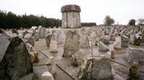 U bývalého tábora smrti Treblinka objevili neznámý hromadný hrob