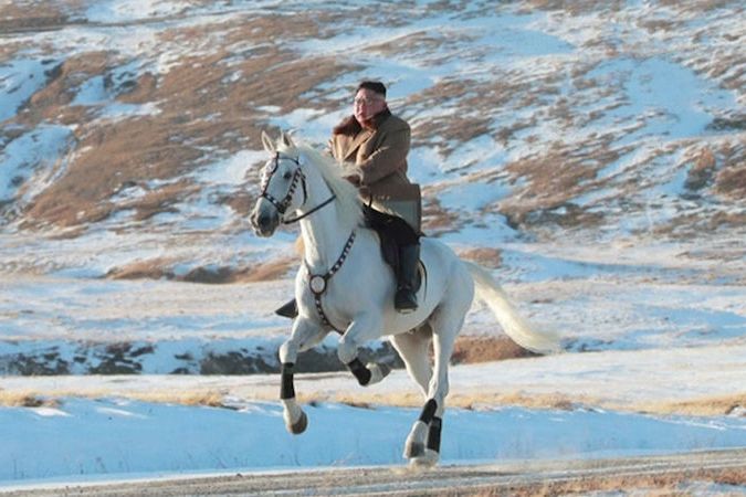 BEZ KOMENTÁŘE: Kim Čong-un se vydal na „posvátnou” horu Pektu na bílém koni