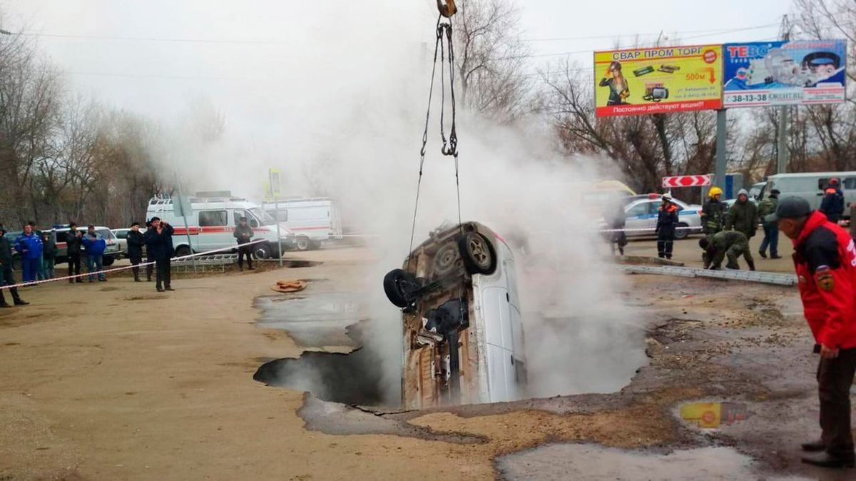 Horká voda z potrubí usmrtila v Rusku dva muže, pod kterými se propadla vozovka
