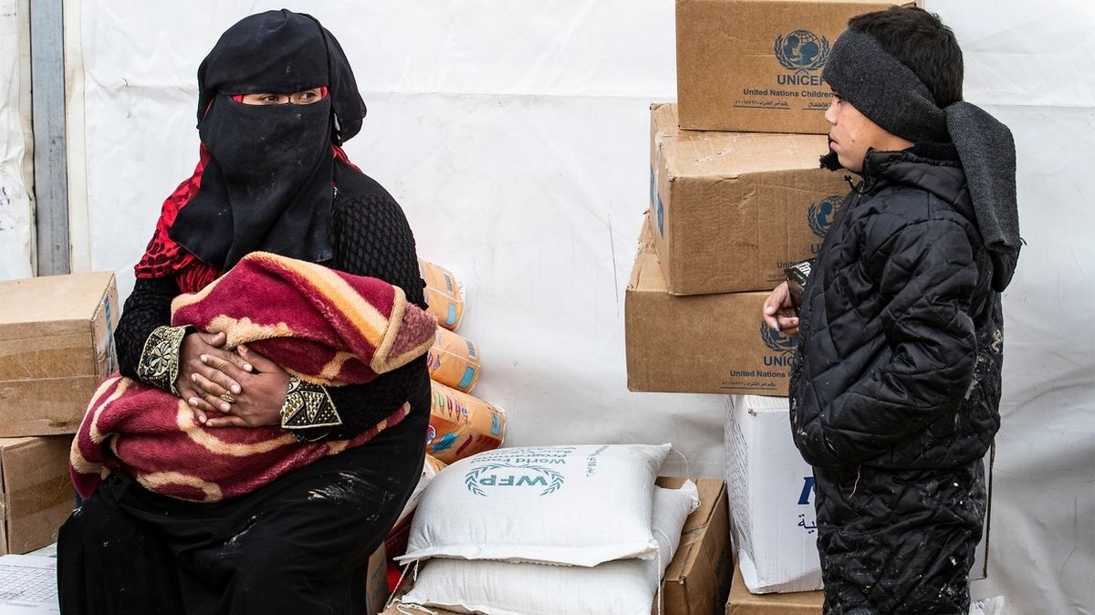 Žena s dětmi v syrském táboře Al-Húl