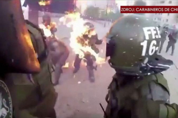 BEZ KOMENTÁŘE: Na demonstraci v Chile začala po explozi Molotovova koktejlu hořet policistka
