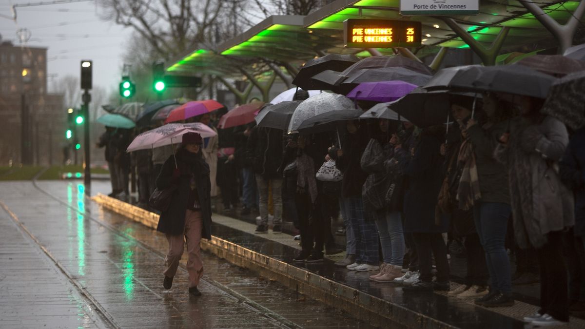 Pařížané čekají v pondělí na tramvaj