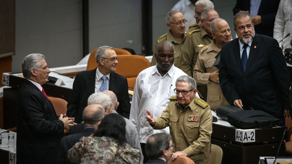 Nový kubánský premiér Manuel Marrero Cruz (napravo v černém obleku) ve společnosti prvního tajemníka kubánské komunistické strany Raulem Castrem. 