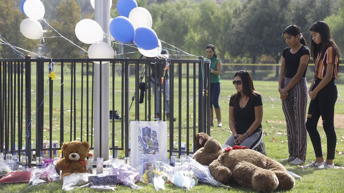 V nemocnici zemřel 16letý střelec, který v den narozenin na kalifornské škole zabil spolužáky