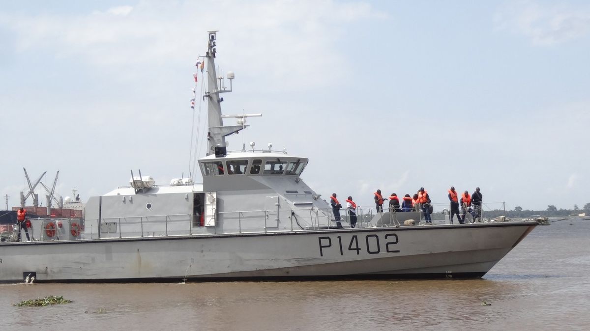 Francouzská loď pomáhají při boji s piráty v Guinejském zálivu