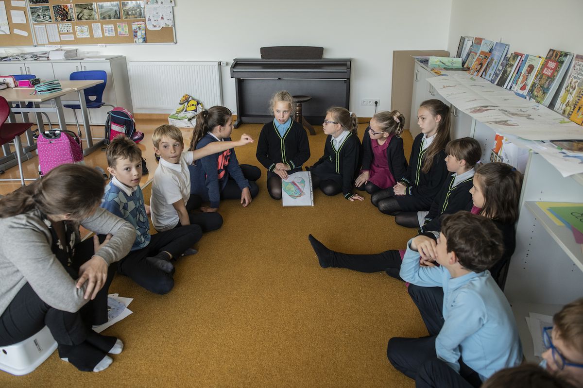 „Školní den začíná Ranní oázou. Sedíme v kruhu na koberci, čteme, posloucháme, zpíváme nebo probíráme aktuální události ve třídě,“ vysvětluje Petra.