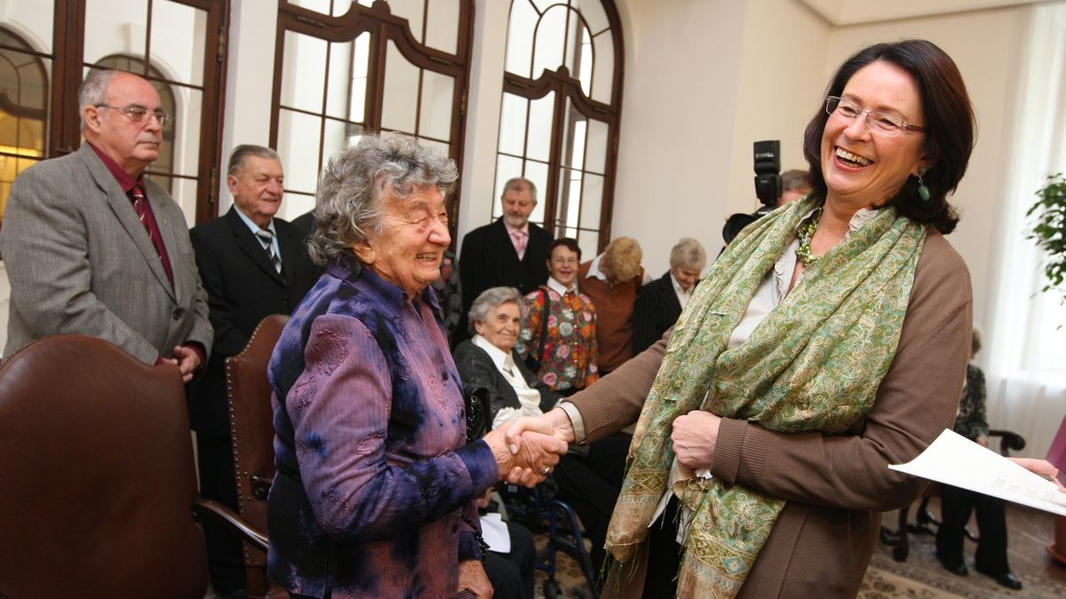 Miloslava Kalibová na archivním snímku z roku 2012 s tehdejší předsedkyní Sněmovny Miroslavou Němcovou (ODS).