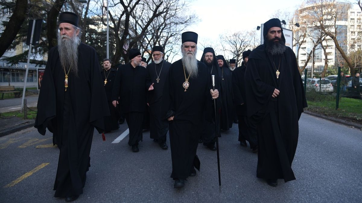 Proti návrhu zákona protestovali ve čtvrtek i kněží Srbské pravoslavné církve.