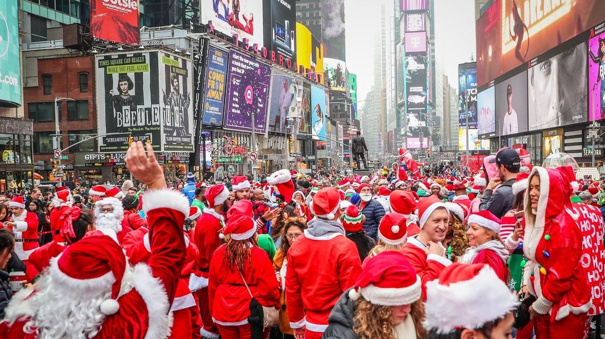I letos zaplnili ulice New Yorku příznivci Santy Clause a alkoholu.