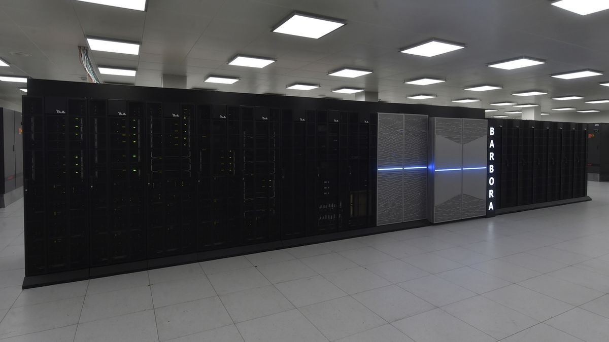 V Ostravě byl 2. října 2019 slavnostně spuštěn nový univerzitní superpočítač, který postupně nahradí nejstarší superpočítač Anselm.