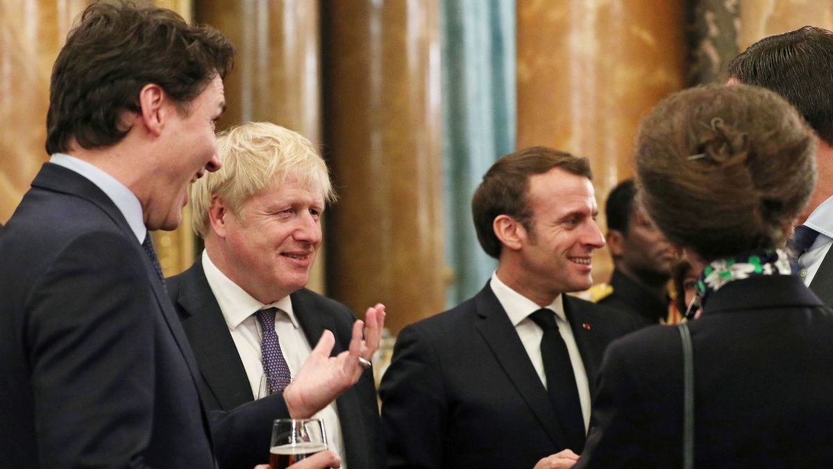 Kanadský premiér Justin Trudeau, britský ministerský předseda Boris Johnson a francouzský prezident Emmanuel Macron na recepci v Buckinghamském paláci
