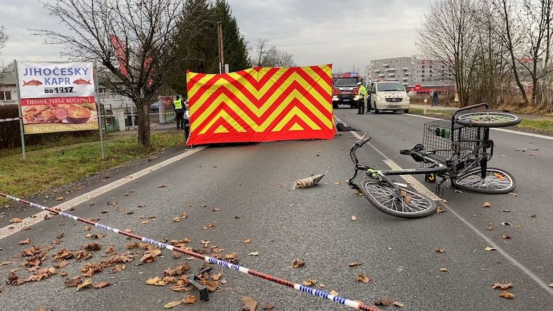 Seniora s tříkolkou v Praze srazilo auto, na místě zemřel
