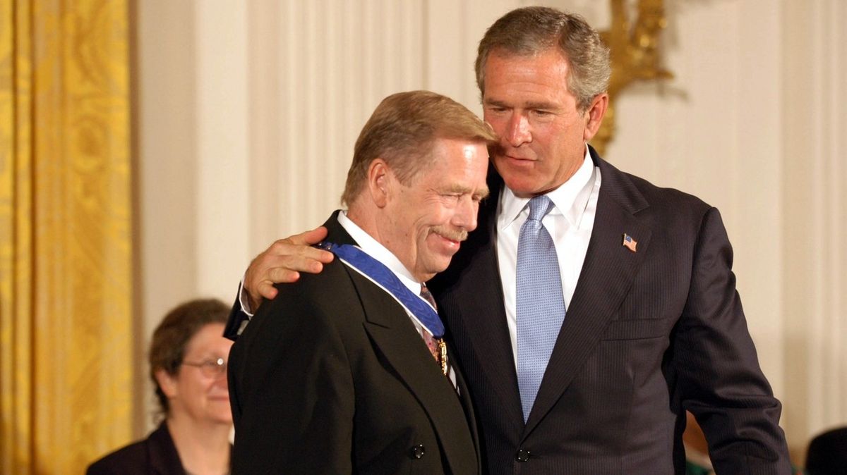 Václav Havel dostává v roce 2003 od George W. Bushe Medaili svobody.