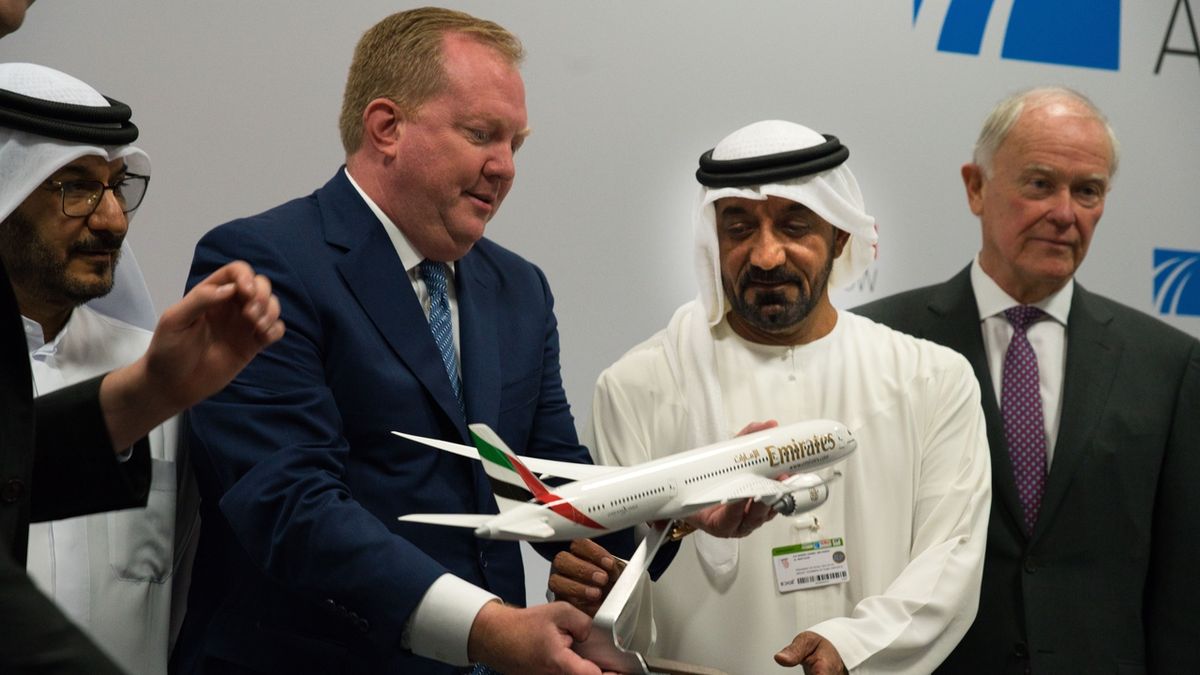 Šéf Boeingu Stanley A. Deal (vlevo) předává maketu Dreamlineru v barvách Emirates šéfovi aerolinek šejkovi Ahmedu ibn Saíd Al Maktúmovi.
