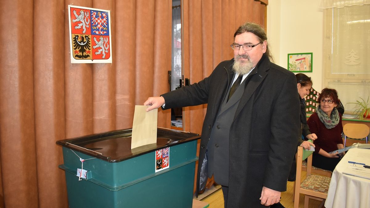Lídr Strakonické veřejnosti Břetislav Hrdlička se mohl radovat i po odchodu z volební místnosti